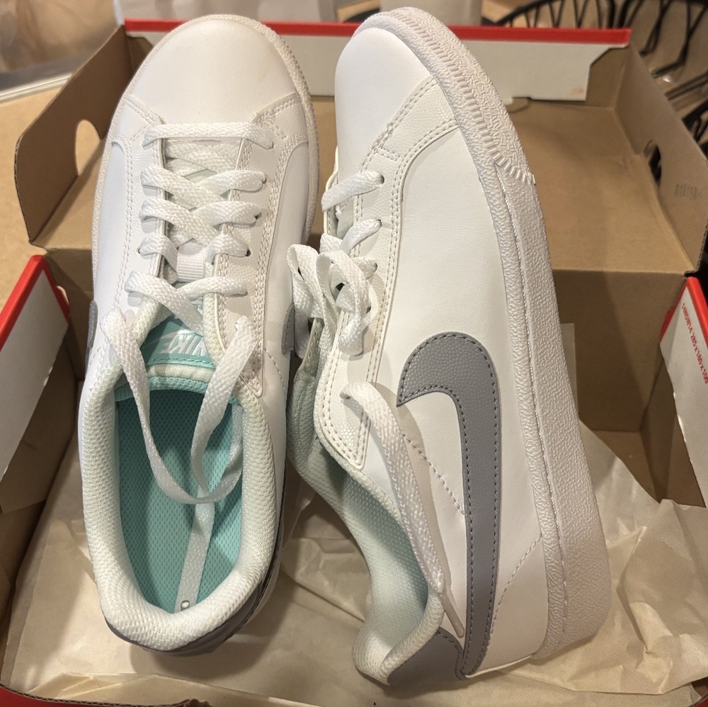 Nike Women's White and Gray Sneakers - 7